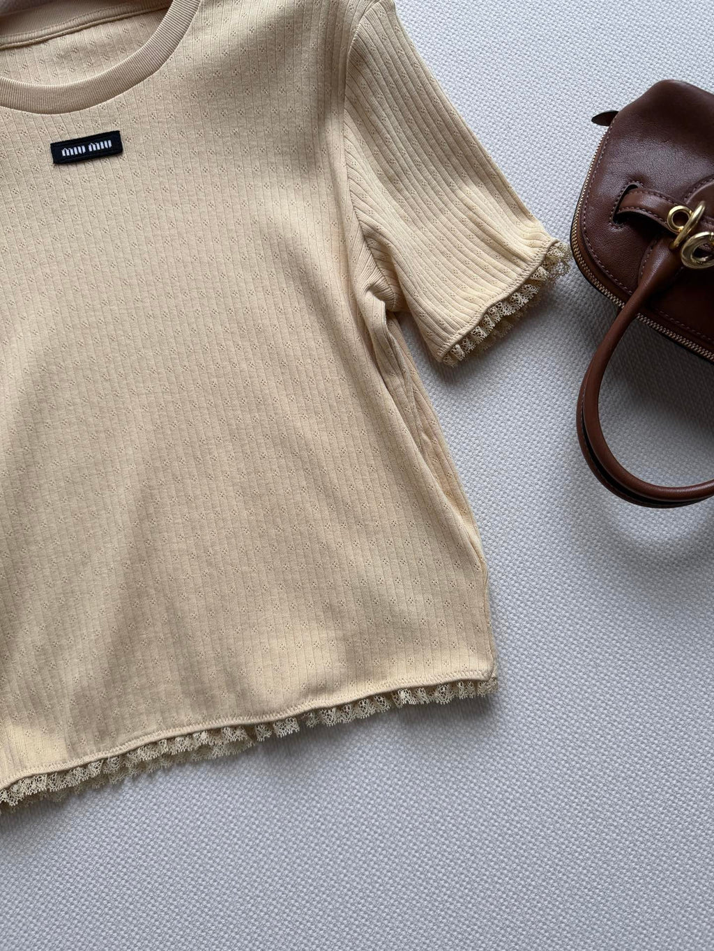 Lace-trimmed round neck short-sleeved top