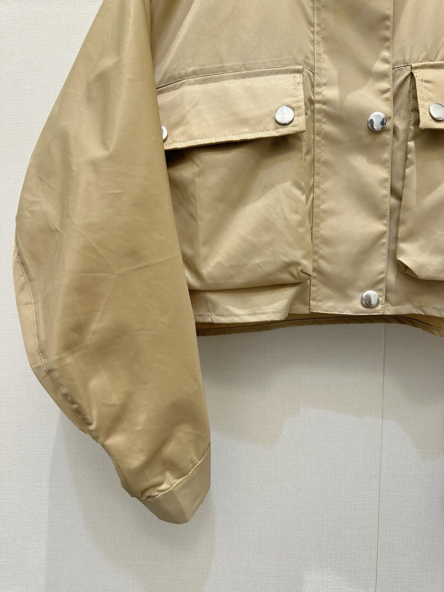 Stand-up collar zip-up jacket.