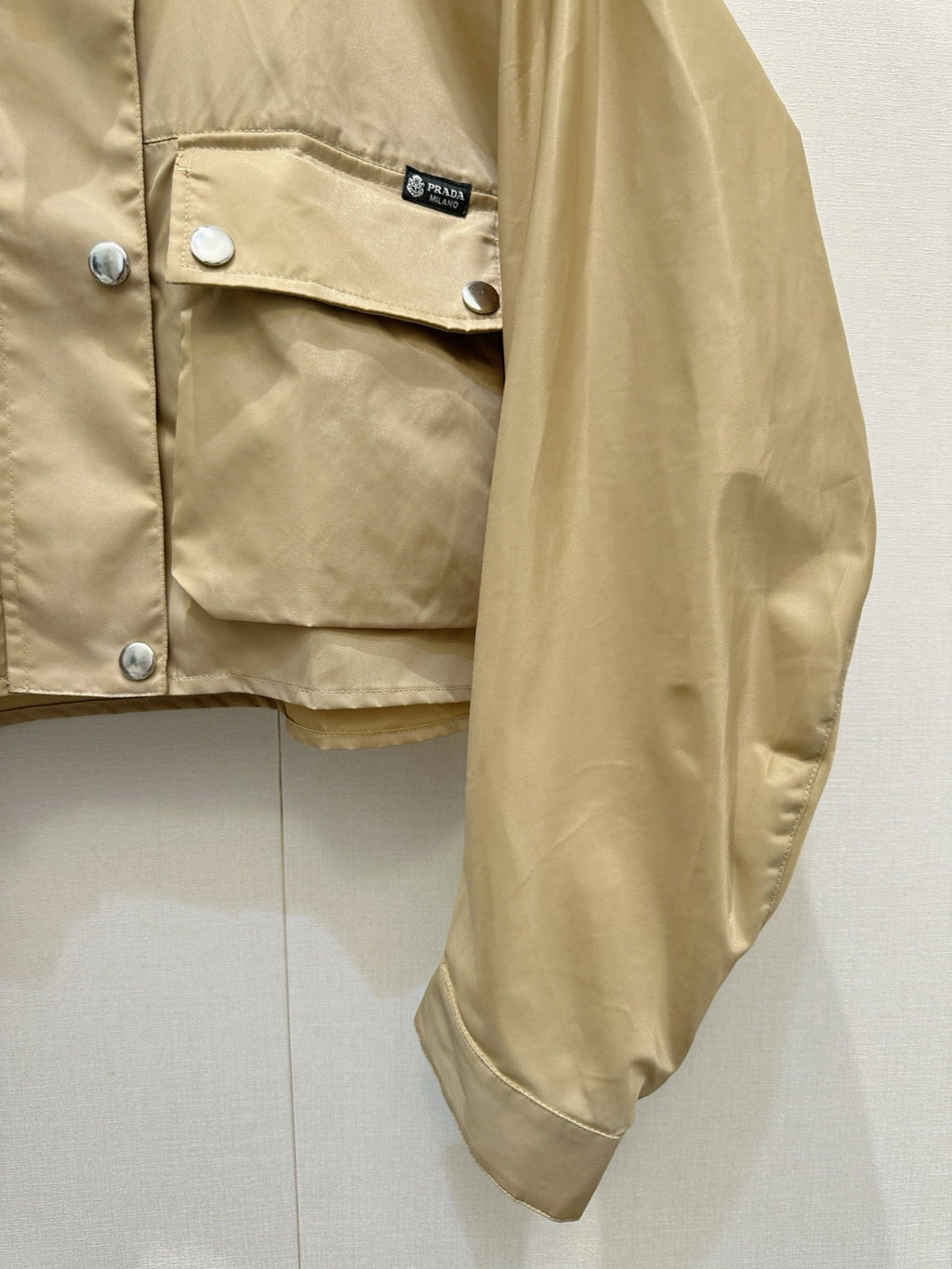 Stand-up collar zip-up jacket.