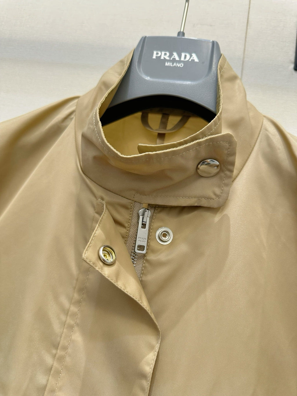 Stand-up collar zip-up jacket.