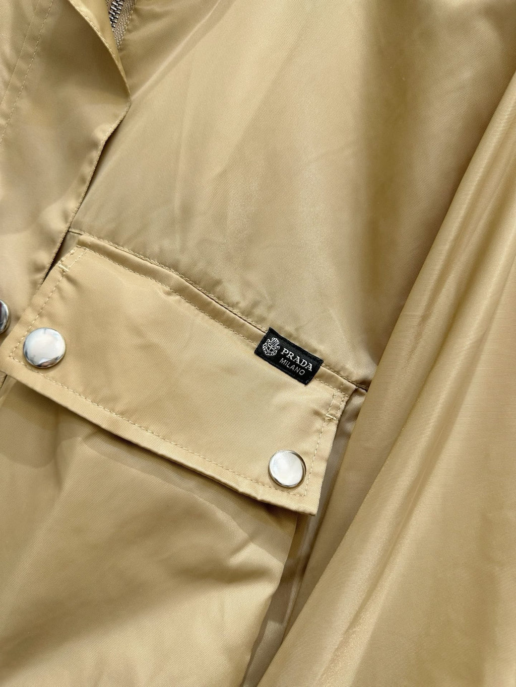 Stand-up collar zip-up jacket.