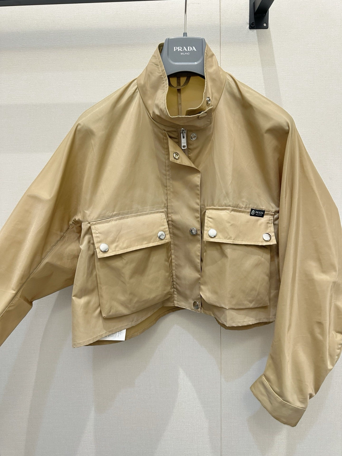 Stand-up collar zip-up jacket.