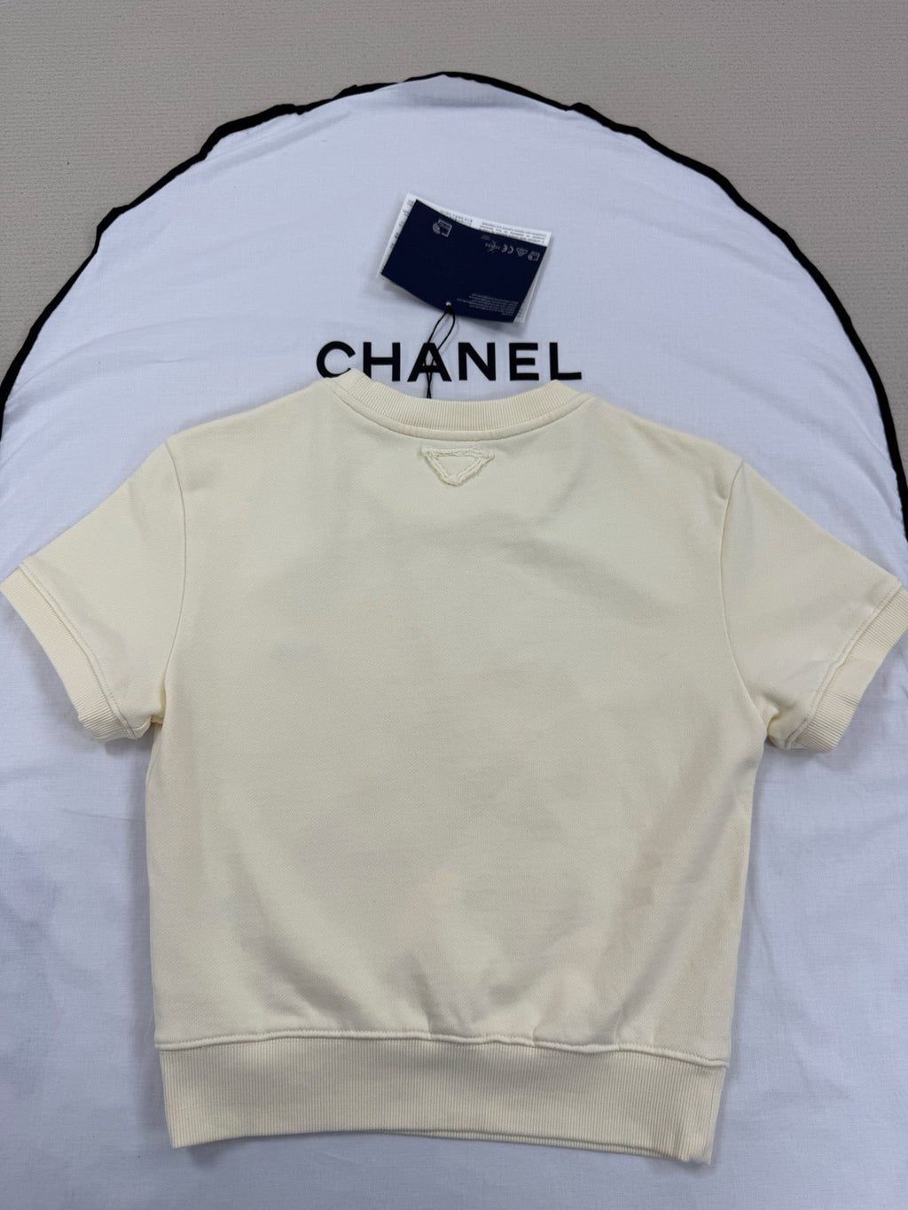 Pale yellow ribbed crew neck short-sleeved shirt
