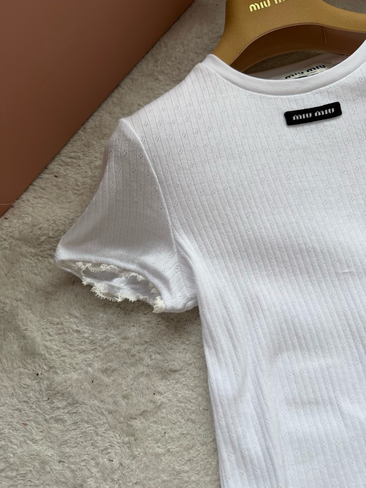 Short sleeves with lace cuffs