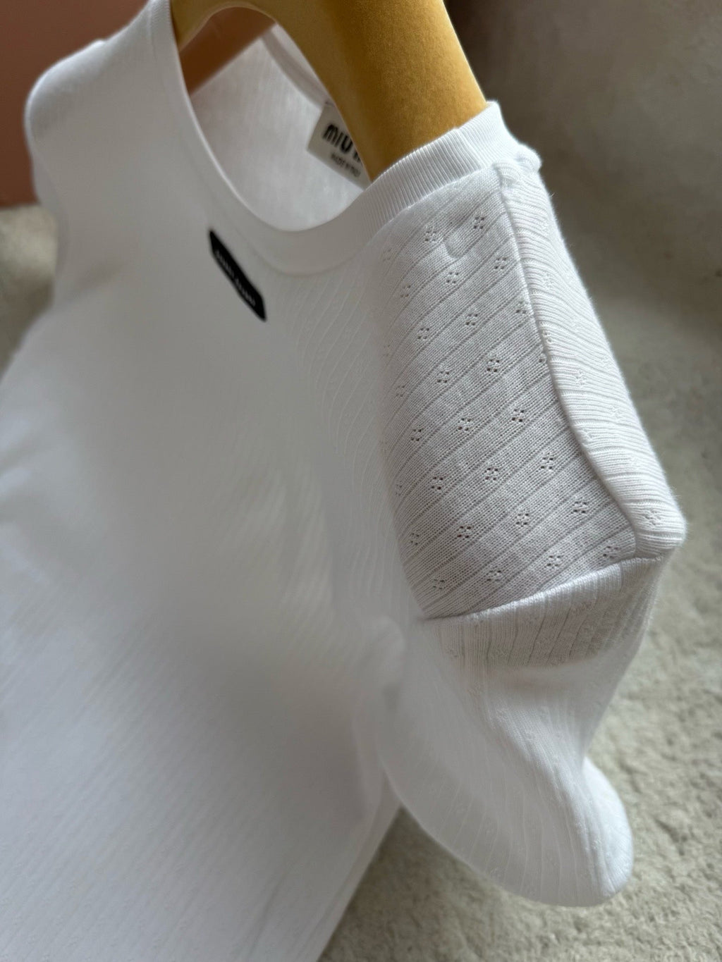 Short sleeves with lace cuffs