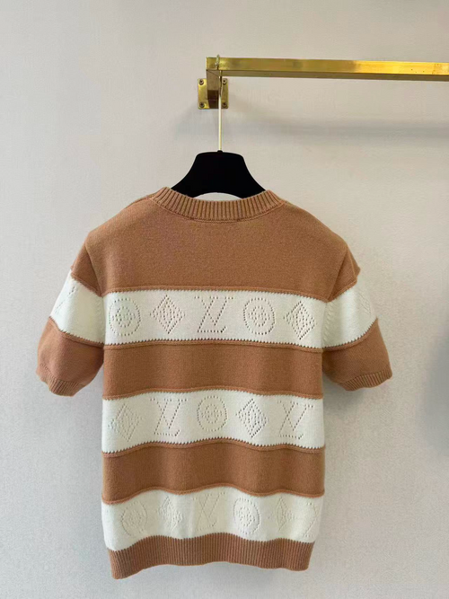 26 Striped short sleeved knitted sweater