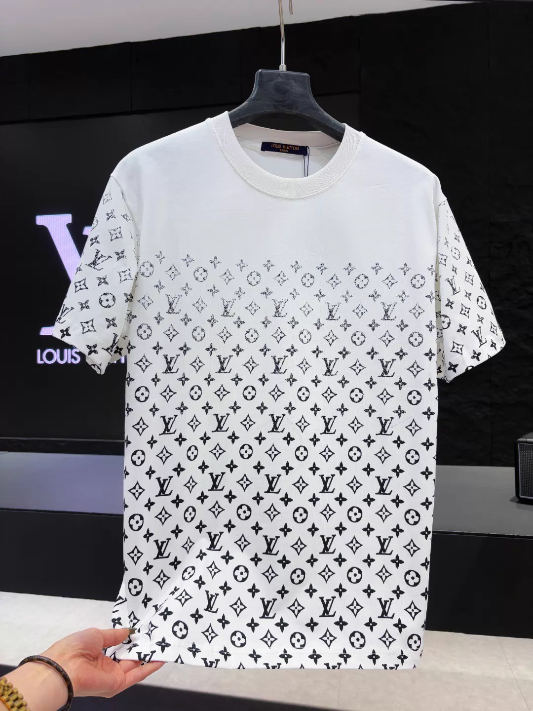 26 New black and white gradient vintage short sleeved T-shirt