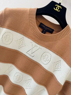 26 Striped short sleeved knitted sweater