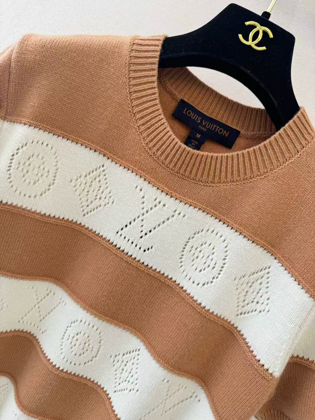 26 Striped short sleeved knitted sweater