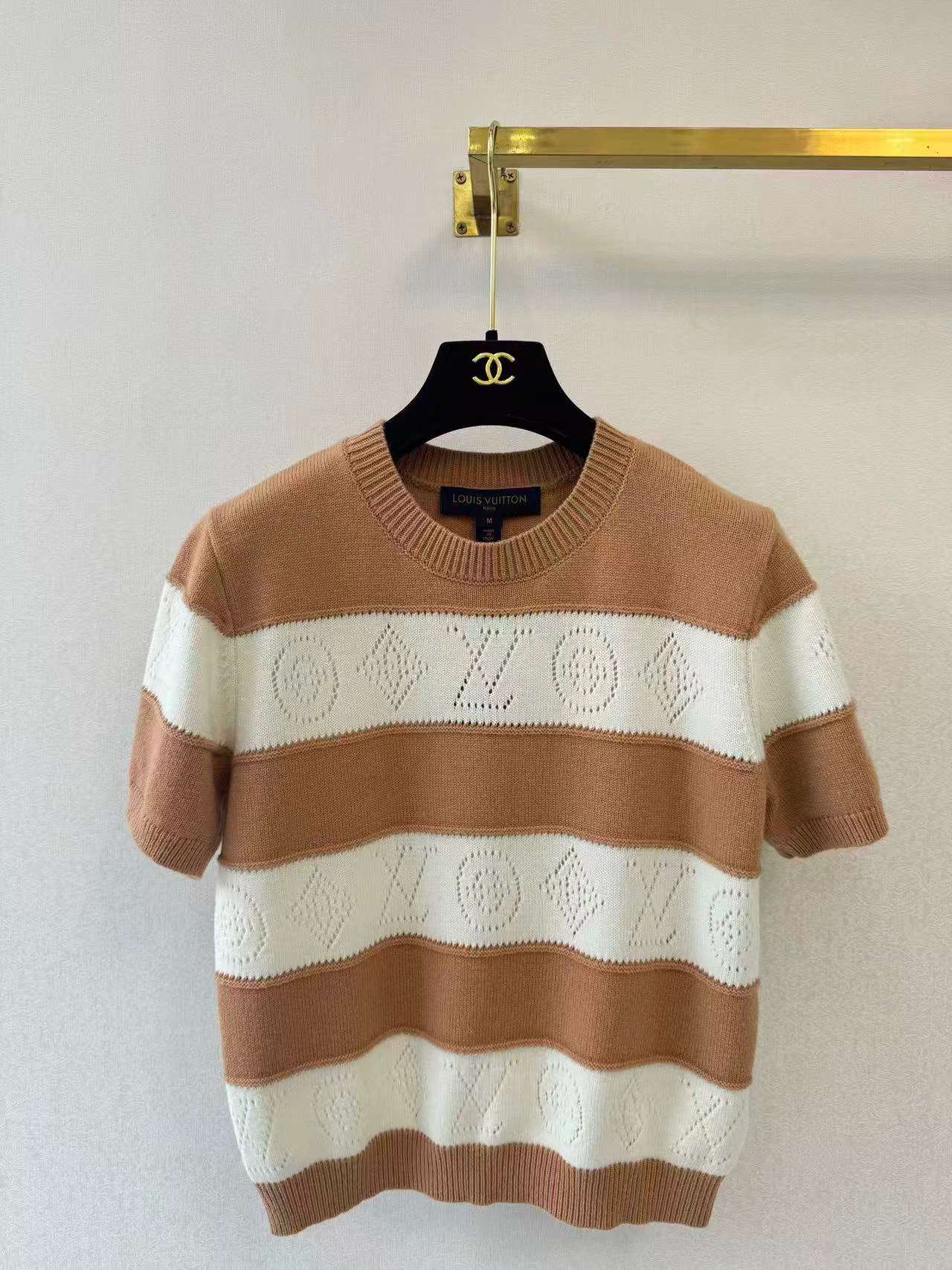 26 Striped short sleeved knitted sweater