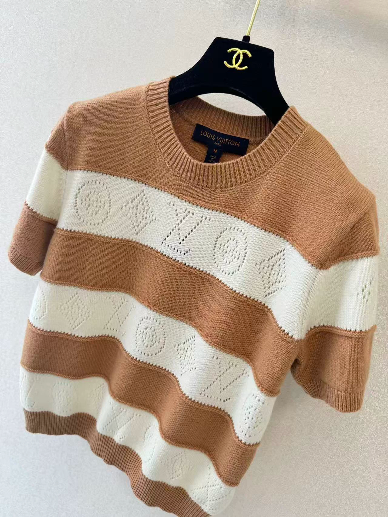 26 Striped short sleeved knitted sweater