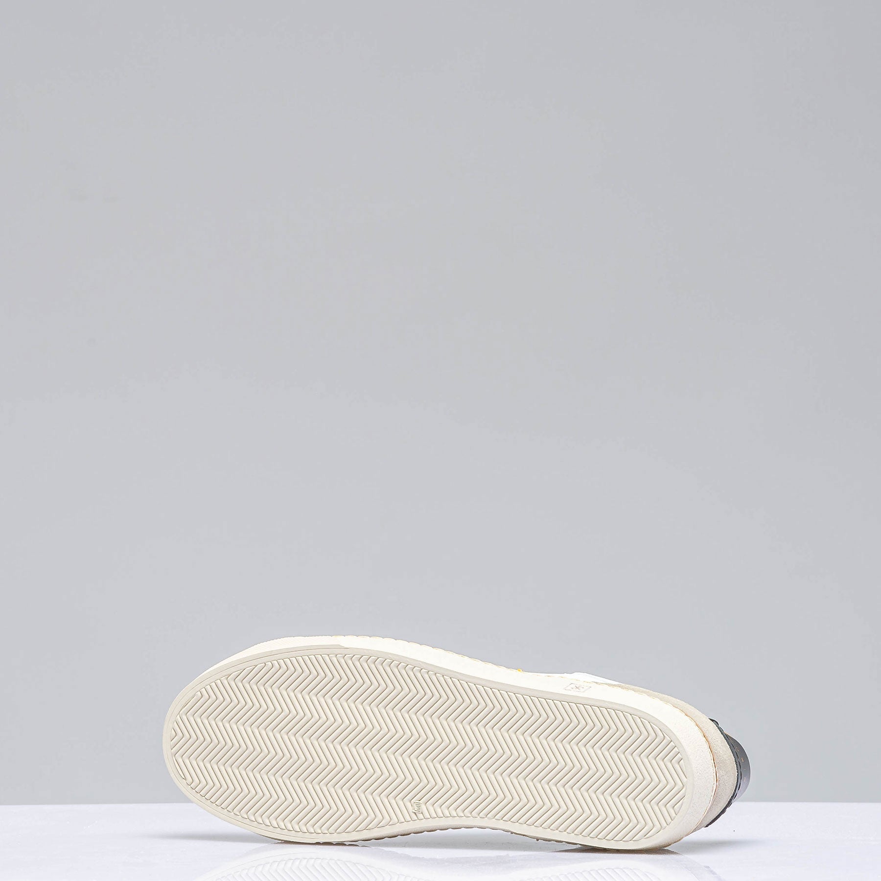 The Mustang Stripe Shoe In White/ Yellow